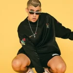 Bad-Bunny-haciendose-la-manicure